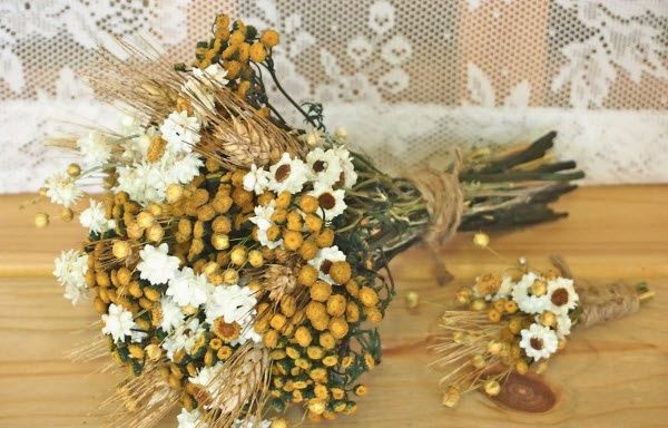 Cách xử lý khi bắt được hoa cưới: Phải giữ gìn, làm hoa khô kỷ niệm