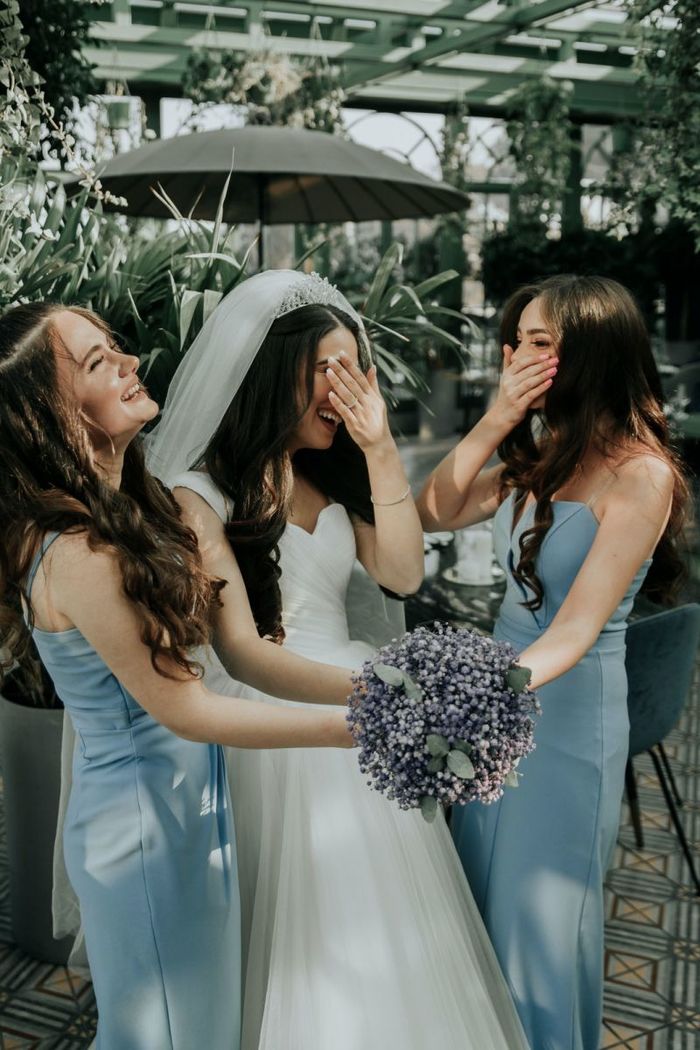 Cách xử lý khi bắt được hoa cưới: Phải giữ gìn, làm hoa khô kỷ niệm