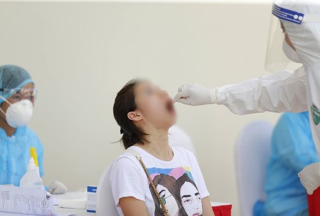 Hai bà cháu mắc Covid-19: Bà bán tạp hóa, cháu tiếp xúc nhiều người