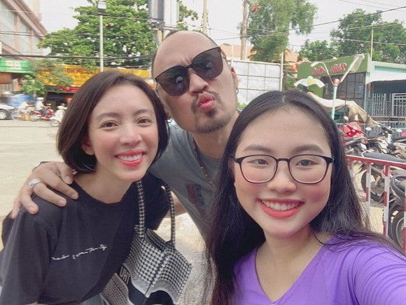Tim công khai thân thiết gái xinh lạ mặt, Hương Giang khoe đường cong