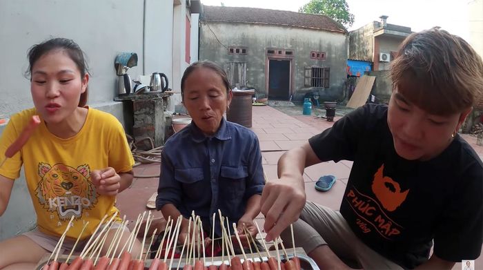 Bà Tân Vlog làm món mới cực lạ: Nướng xúc xích ăn liền với bơ trên đá