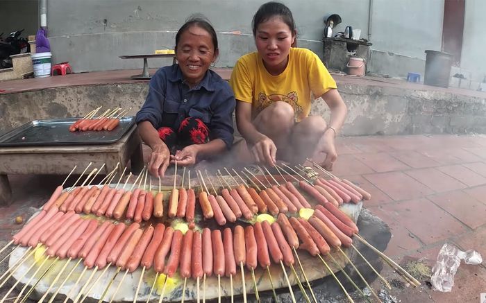 Bà Tân Vlog làm món mới cực lạ: Nướng xúc xích ăn liền với bơ trên đá