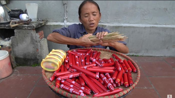 Bà Tân Vlog làm món mới cực lạ: Nướng xúc xích ăn liền với bơ trên đá