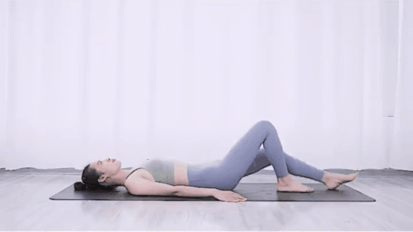 Chỉ cần nằm một chỗ, đung đưa chân giúp đốt cháy mỡ bụng hiệu quả