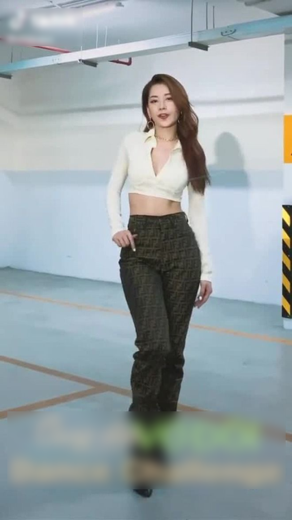 Vừa diện croptop vừa nhảy mạnh, Chi Pu bỗng mắc lỗi hớ hênh