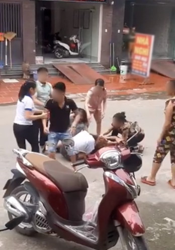 Chồng đưa bồ nhí đi khách sạn, bị bắt quả tang thì đánh luôn mẹ và vợ