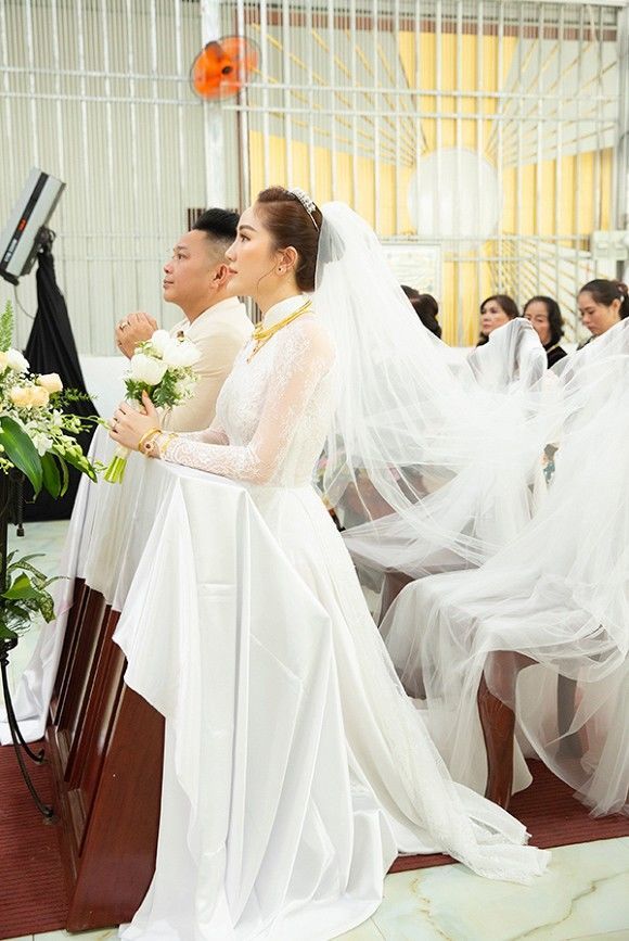 Âu Hà My, Võ Hạ Trâm vàng đeo trĩu cổ trong ngày cưới