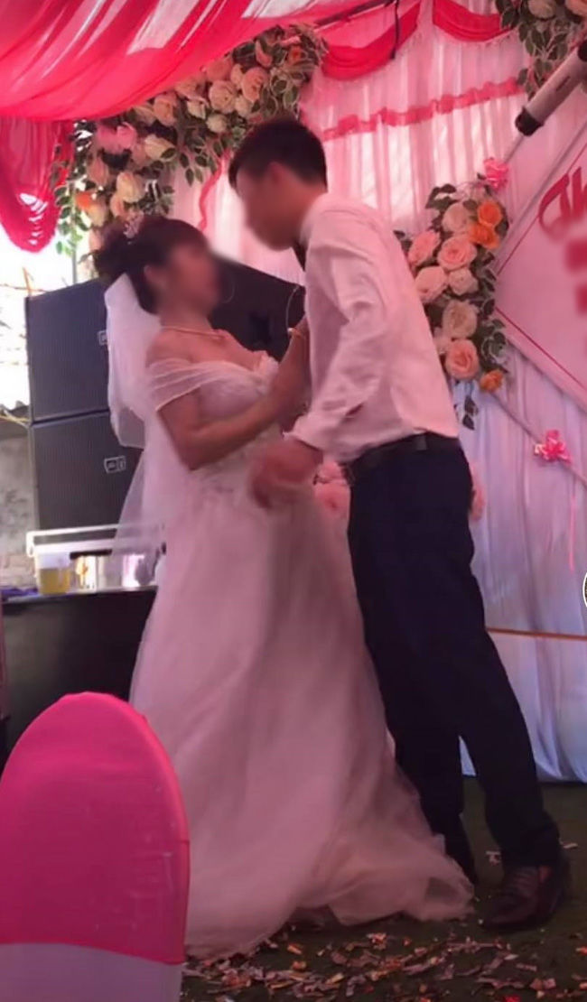 Bất chấp bị cô dâu từ chối, nhăn nhó, chú rể vẫn kiên quyết cưỡng hôn