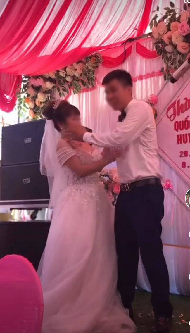 Bất chấp bị cô dâu từ chối, nhăn nhó, chú rể vẫn kiên quyết cưỡng hôn