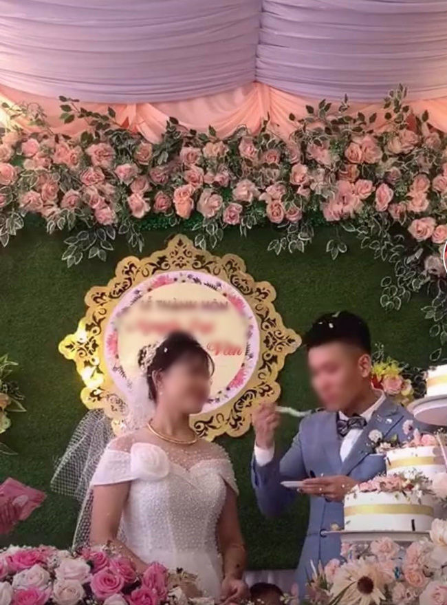 Bất chấp bị cô dâu từ chối, nhăn nhó, chú rể vẫn kiên quyết cưỡng hôn