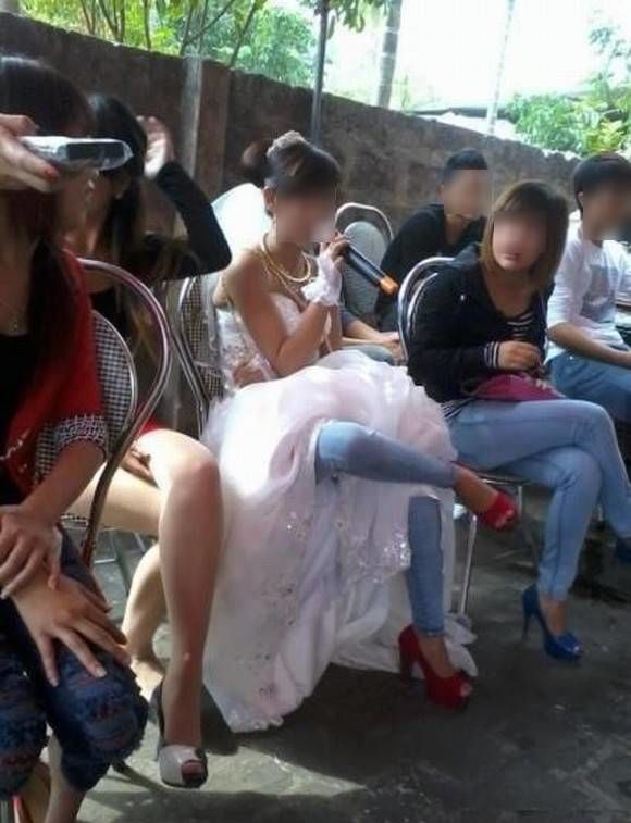Cười té ghế với chùm ảnh những cô dâu siêu bá đạo trong ngày cưới