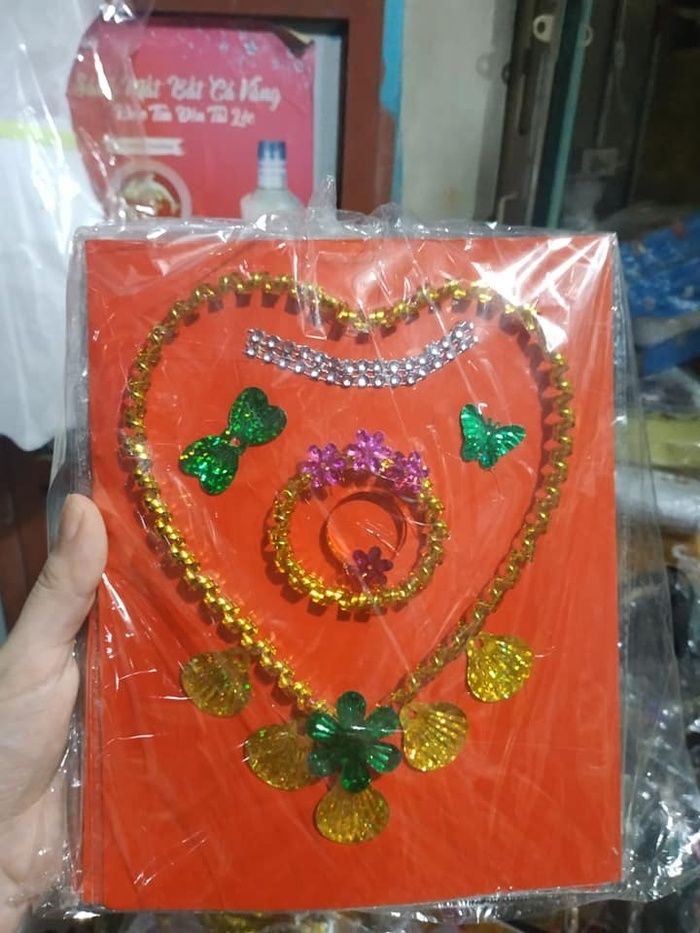 Đi mua vàng mã cúng Rằm tháng 7, cô gái bất ngờ vì mẫu mã quá bắt mắt