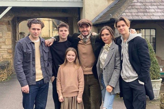 Con dâu Beckham khoe nhẫn kim cương 10 tỷ đồng, bị nghi đã bí mật cưới