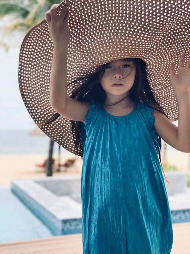 Con gái Đoan Trang mới 6 tuổi đã ra dáng mẫu ảnh