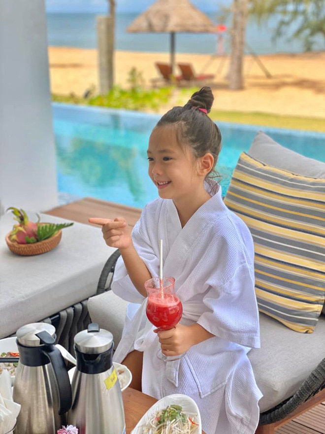 Con gái Đoan Trang mới 6 tuổi đã ra dáng mẫu ảnh