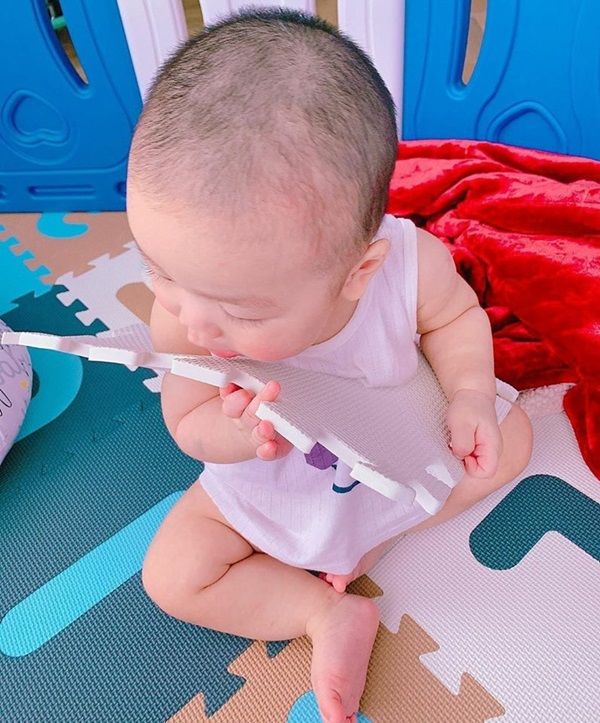 Con trai Lan Khuê: Hơn 5 tháng bi bô nói, 8 tháng đã tự đứng vững