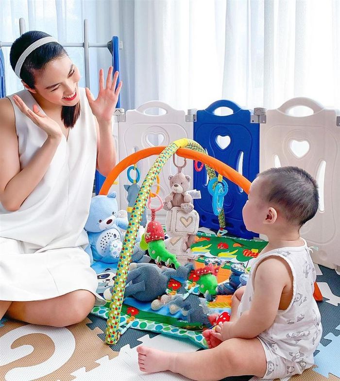 Con trai Lan Khuê: Hơn 5 tháng bi bô nói, 8 tháng đã tự đứng vững