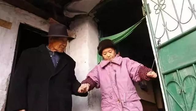 Cụ ông 82 tuổi tái hôn mới nhận ra bạn đời là vợ cũ 60 năm trước