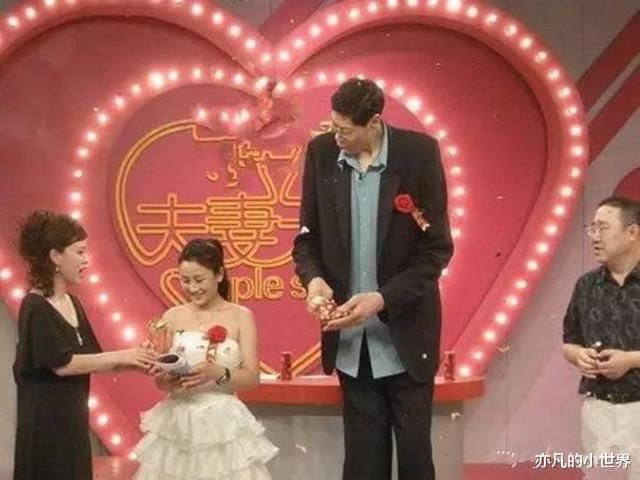 Cuộc sống người đàn ông cao nhất châu Á, lấy vợ 21 năm không có con