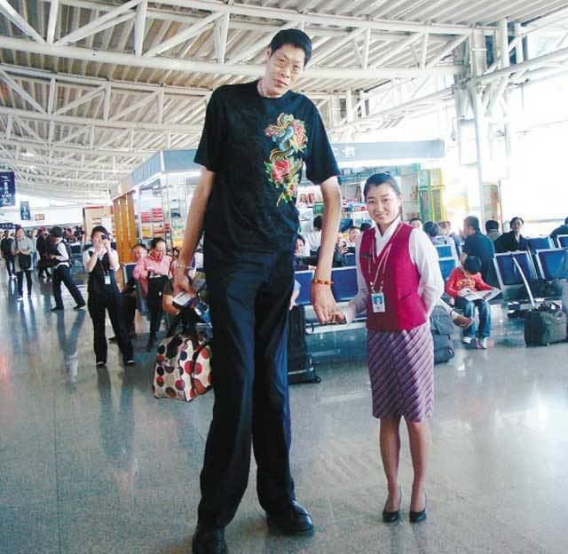 Cuộc sống người đàn ông cao nhất châu Á, lấy vợ 21 năm không có con