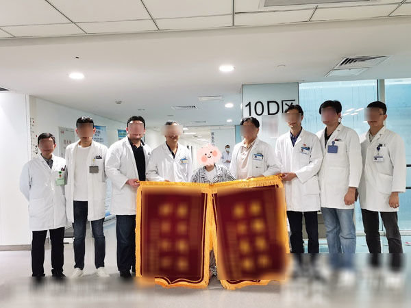 Bị gập đôi người 10 năm, giờ đây cô gái đã có thể nhìn thấy bầu trời