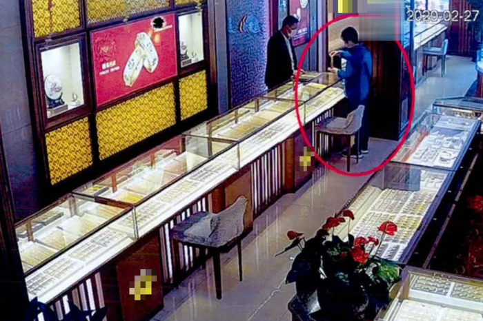Cuộc sống nghỉ hưu quá nhàm chán, người phụ nữ cướp tiệm vàng để đi tù