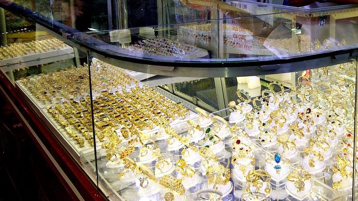 Cuộc sống nghỉ hưu quá nhàm chán, người phụ nữ cướp tiệm vàng để đi tù