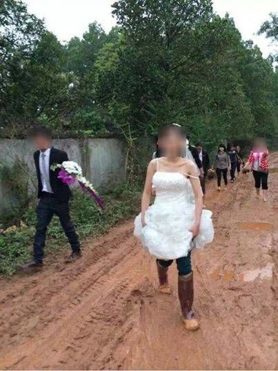Cười té ghế với chùm ảnh những cô dâu siêu bá đạo trong ngày cưới