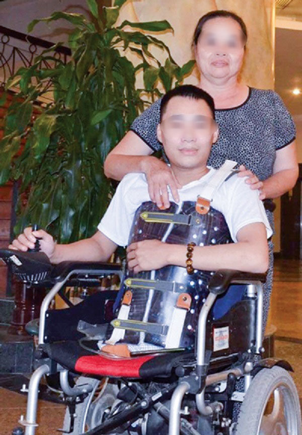 Xúc động người mẹ nghèo 5 con cưu mang thêm chàng trai hỏng thân dưới