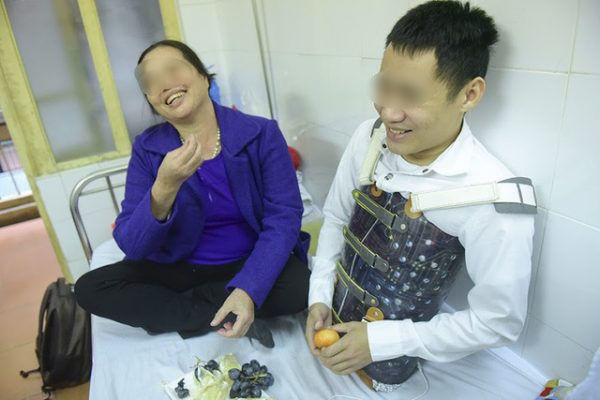 Xúc động người mẹ nghèo 5 con cưu mang thêm chàng trai hỏng thân dưới