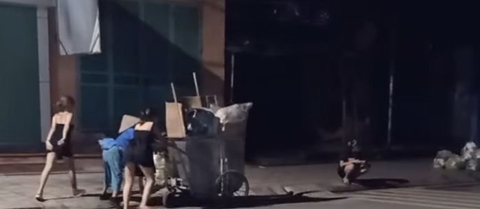 Thấy cô lao công làm đổ rác ra đường, 3 cô gái phụ đẩy xe, nhặt rác hộ