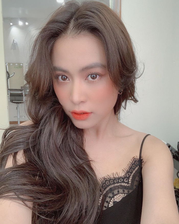 Bảo Anh thả dáng bốc lửa, Thúy Ngân khoe được tặng bó hồng lớn