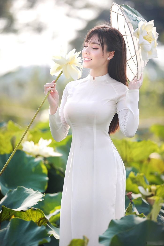 Những bộ ảnh diện áo dài trắng chụp bên đầm sen của mỹ nhân Việt