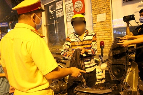 Có hơi men, người đàn ông xuống dắt bộ vẫn bị CSGT phạt