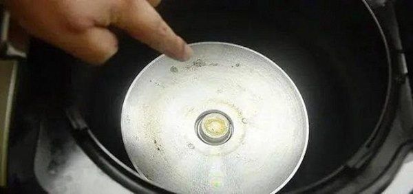 Để mâm nhiệt nồi cơm điện cáu bẩn thì đừng hỏi tại sao tiền điện tăng
