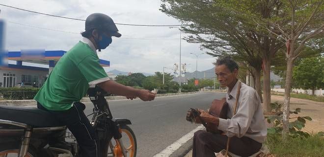 Ảnh ông già mù bên vệ đường: Người cha ăn xin 60 năm để nuôi 5 con