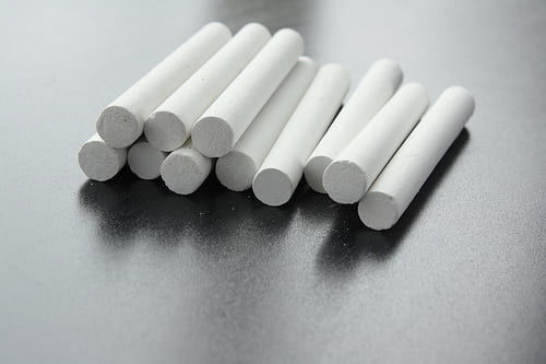 Để phấn trắng vào tủ quần áo giúp khử mùi ẩm mốc, đuổi kiến, gián