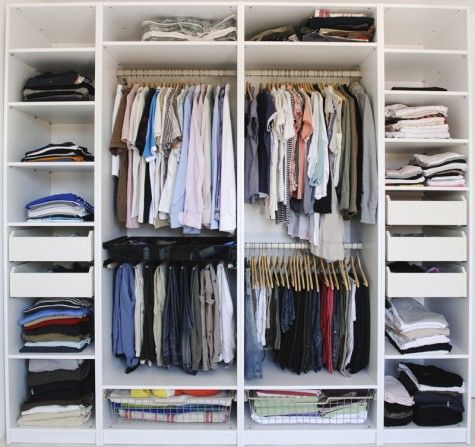 Để phấn trắng vào tủ quần áo giúp khử mùi ẩm mốc, đuổi kiến, gián