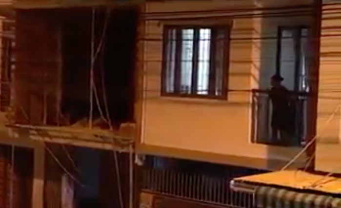 Đến nhà bạn trai 17 tuổi tỏ tình, cô gái bị hất nước, từ chối thẳng