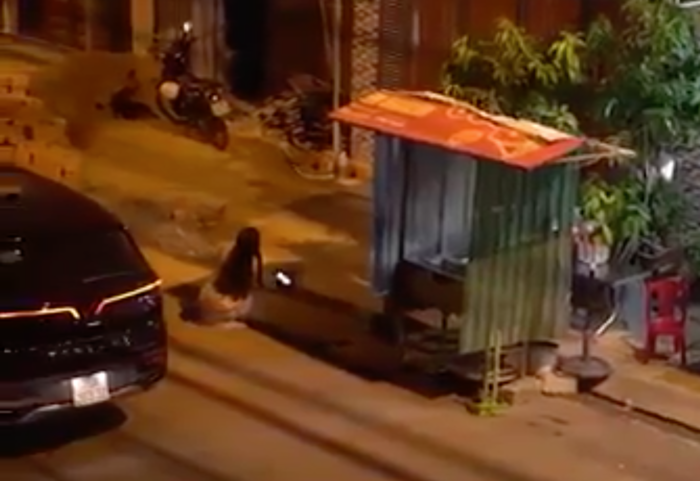 Đến nhà bạn trai 17 tuổi tỏ tình, cô gái bị hất nước, từ chối thẳng