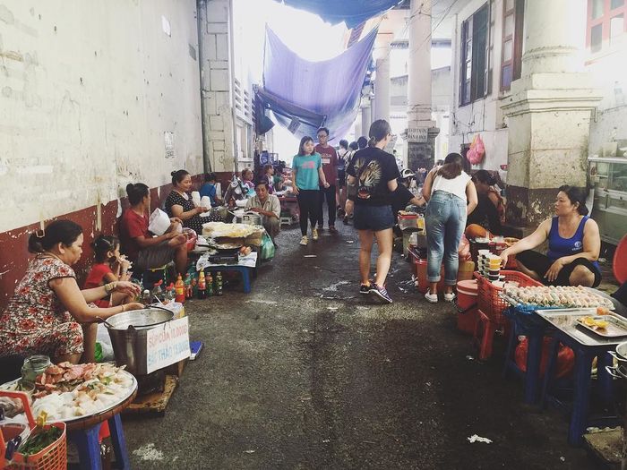 Đến Sài Gòn nhất định phải ghé hẻm ăn vặt này: Món đa dạng, giá cực rẻ