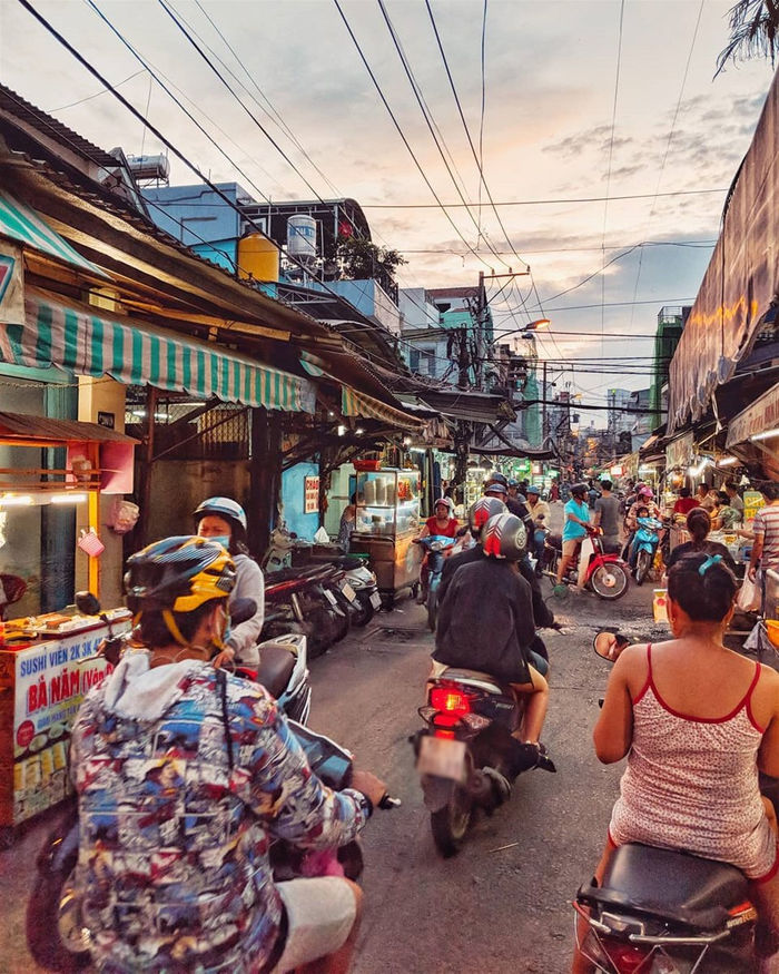 Đến Sài Gòn nhất định phải ghé hẻm ăn vặt này: Món đa dạng, giá cực rẻ
