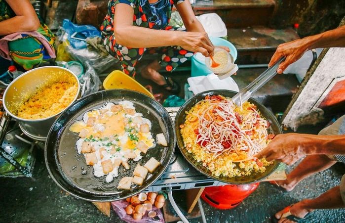 Đến Sài Gòn nhất định phải ghé hẻm ăn vặt này: Món đa dạng, giá cực rẻ