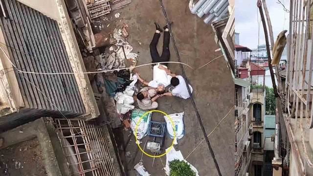 Đi bộ bị xe cút kít rơi trúng đầu, tỉnh dậy quên địa chỉ nhà mình