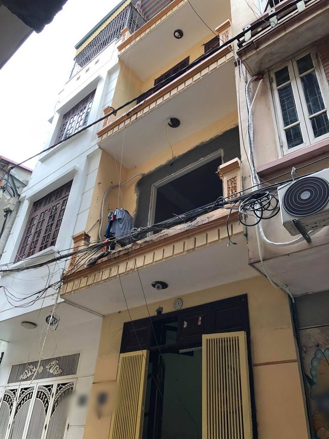 Đi bộ bị xe cút kít rơi trúng đầu, tỉnh dậy quên địa chỉ nhà mình