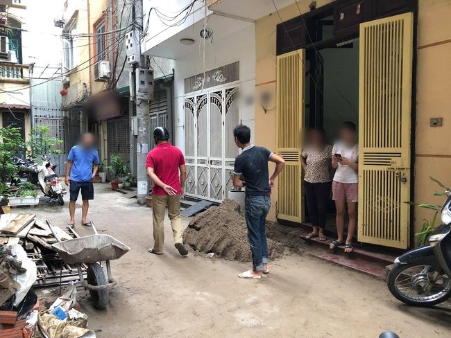 Đi bộ bị xe cút kít rơi trúng đầu, tỉnh dậy quên địa chỉ nhà mình