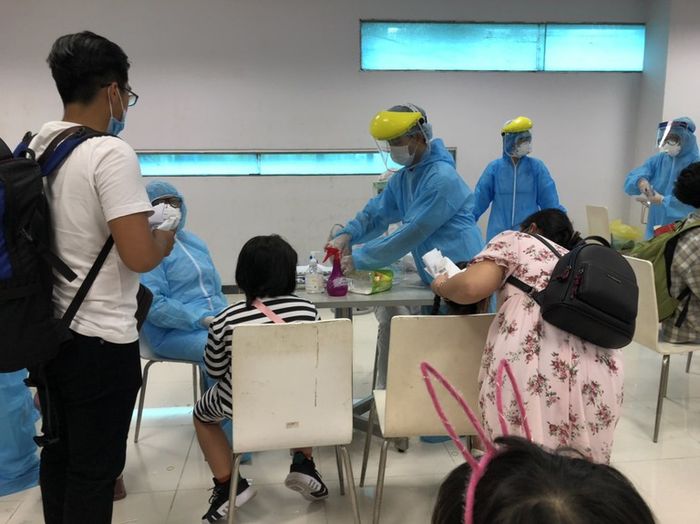 Chung xe với người nghi nhiễm, thanh niên thuê khách sạn trốn cách ly
