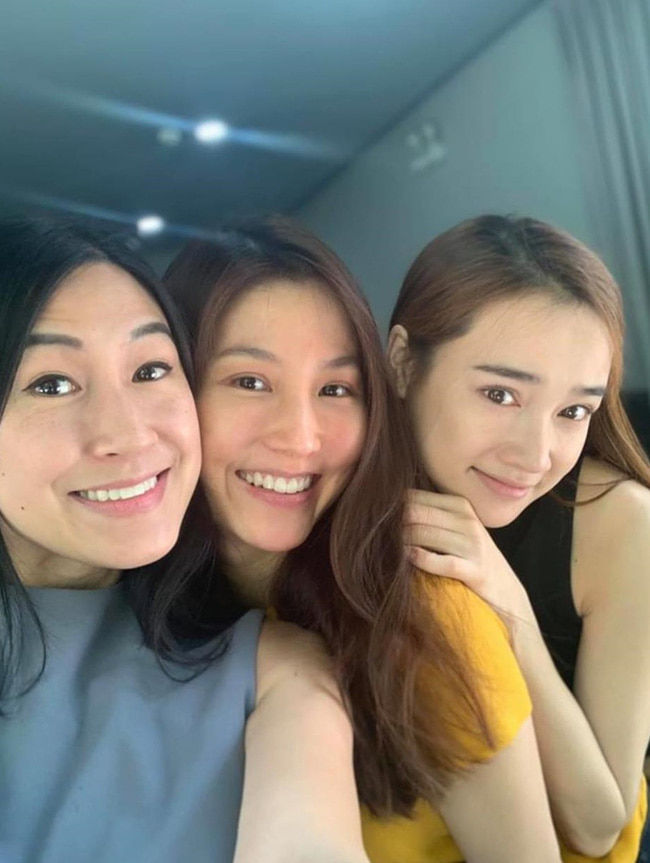 Diễm My 9X, Nhã Phương đọ măt mộc cùng đàn chị Kathy Uyên
