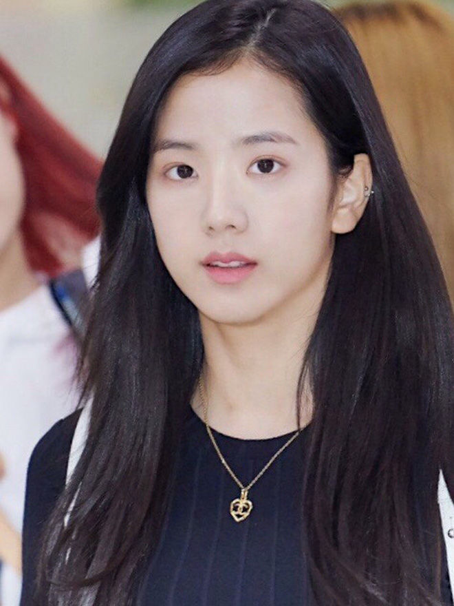 Đọ mặt mộc mỹ nhân Kbiz: Jisoo gây thương nhớ, Sana bị cho nhạt nhoà