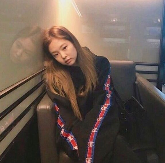 Đọ mặt mộc mỹ nhân Kbiz: Jisoo gây thương nhớ, Sana bị cho nhạt nhoà